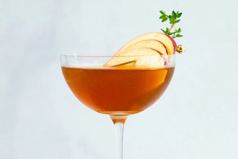 Christmas & Holiday Cocktail Recipes - apple cider bourbon holiday cocktail