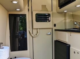 9-passenger Luxury Executive Sprinter - Event Bus - Bowie, MD - Hero Gallery 3