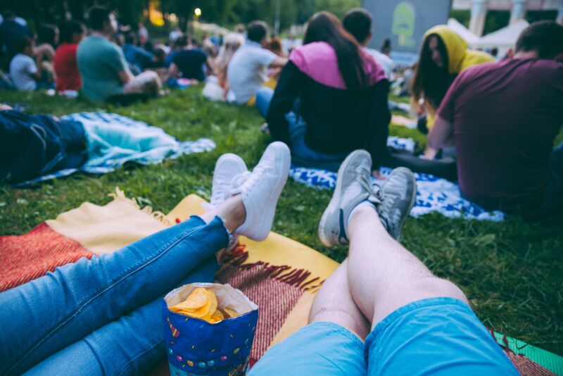 spring party themes - outdoor movie night