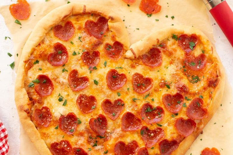 Valentine's Day party ideas for kids - heart pizza