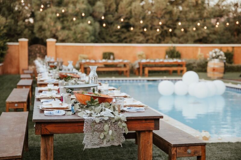 pool party ideas - poolside dinner party