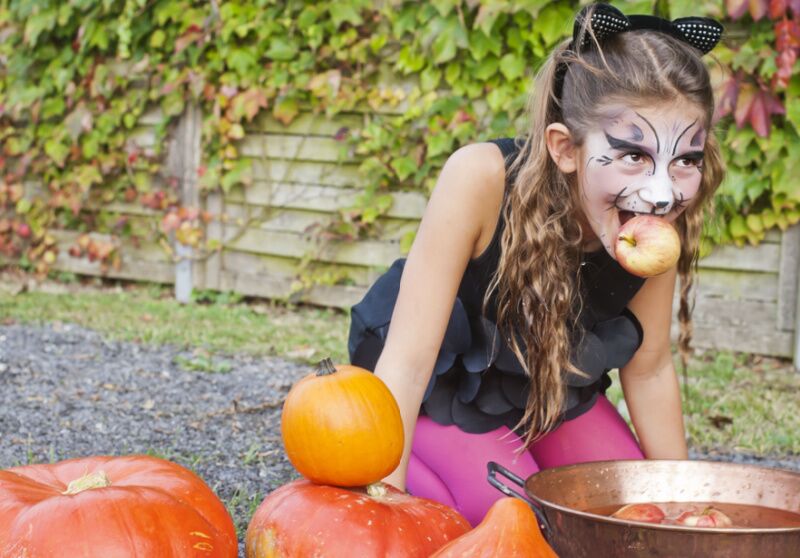 Halloween party ideas for kids - bobbing for apples