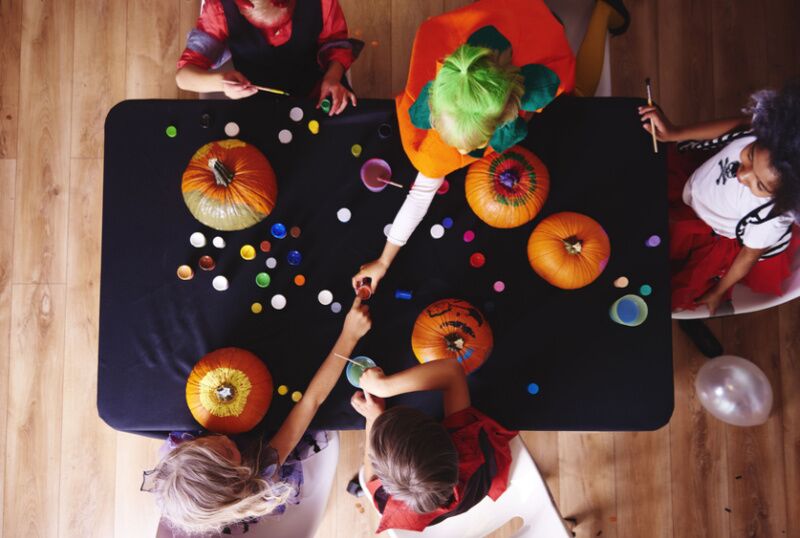 Halloween party ideas for kids - pumpkin decorating