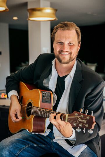 Ian Campbell - Singer Guitarist - Singer Guitarist - Wilmington, VT - Hero Main