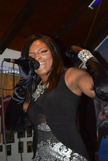 Queen Abrique - R&B Singer - Sacramento, CA - Hero Main