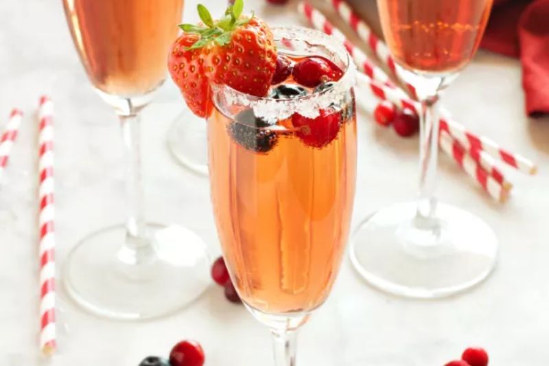 Christmas & Holiday Cocktail Recipes - sparkling winter berry cocktail