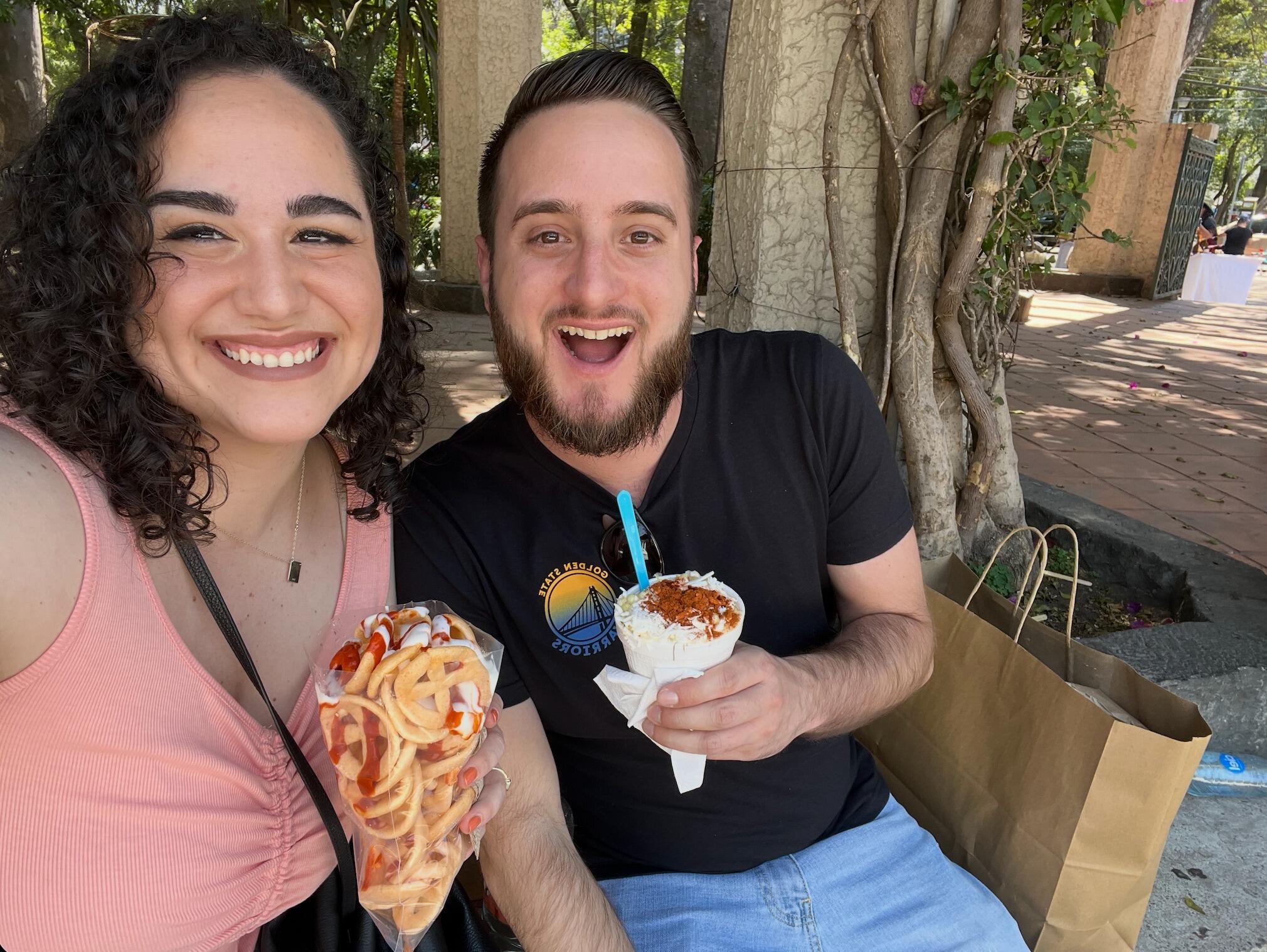 For their first anniversary, Josué surprised Rachel with a trip to Mexico City, her first time back in the country she grew up in after 10 years. • Para su primer aniversario, Josué sorprendió a Rachel con un viaje a Ciudad de México, su primera vez de regreso al país donde creció después de 10 años.