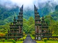 Bali Honeymoon Guide - The candi bentar split gate