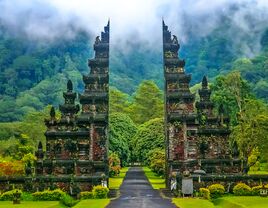 Bali Honeymoon Guide - The candi bentar split gate