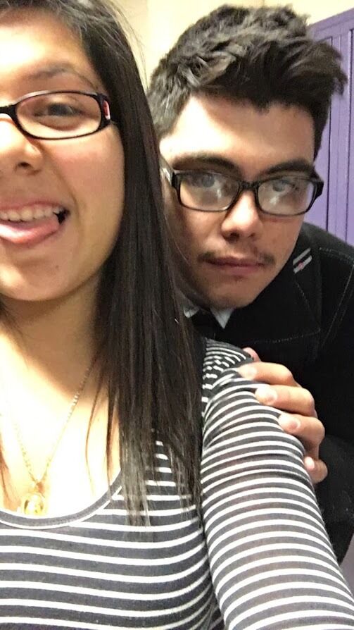 We met in 2016, junior year of high school. Although it's not the best picture of us, it's the first ever picture we took together. 
Nos conocimos en el 2016, tercer año de la secundaria. Aunque no sea la mejor foto de los dos, es la primera que nos tomamos juntos.