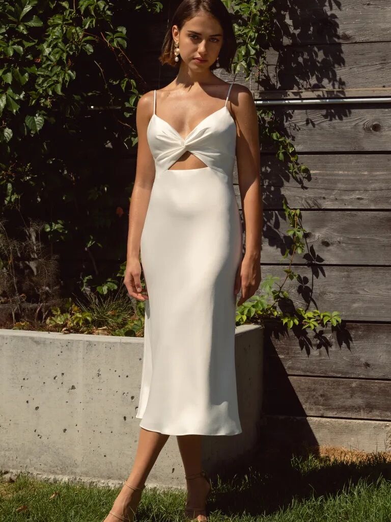 30 Best Elopement Dresses for 2023 + What to Consider When Buying