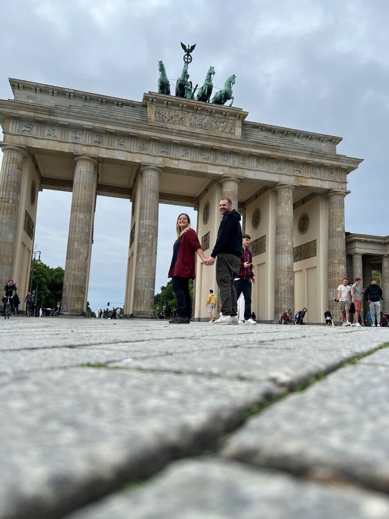 Their first trip to Austria and Germany was long-awaited and unforgettable. They spent time with Miriam's family and friends, explored her roots, wandered through beautiful cities, and relaxed by the lake, thus creating cherished memories together. ~| |~ Ihre erste Reise nach Österreich und Deutschland war lang ersehnt und unvergesslich. Sie verbrachten Zeit mit Miriams Familie und Freunden, erkundeten ihre Wurzeln, schlenderten durch wunderschöne Städte und entspannten am See – dabei schufen sie gemeinsame, wertvolle Erinnerungen.