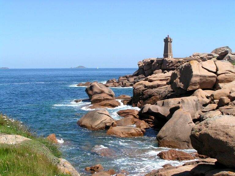 Midday - Optional 1 hour walk along Le Sentier Des Douniers to discover the beautiful coast of Ploumanac'h. 