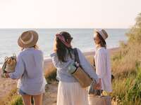 beach bachelorette party with sunhats 
