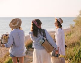 beach bachelorette party with sunhats 