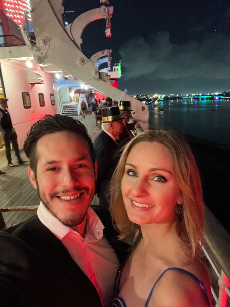 Ringing in the New Year aboard the Queen Mary in Long Beach, CA.
Celebrando el Año Nuevo a bordo del Queen Mary en Long Beach, California.