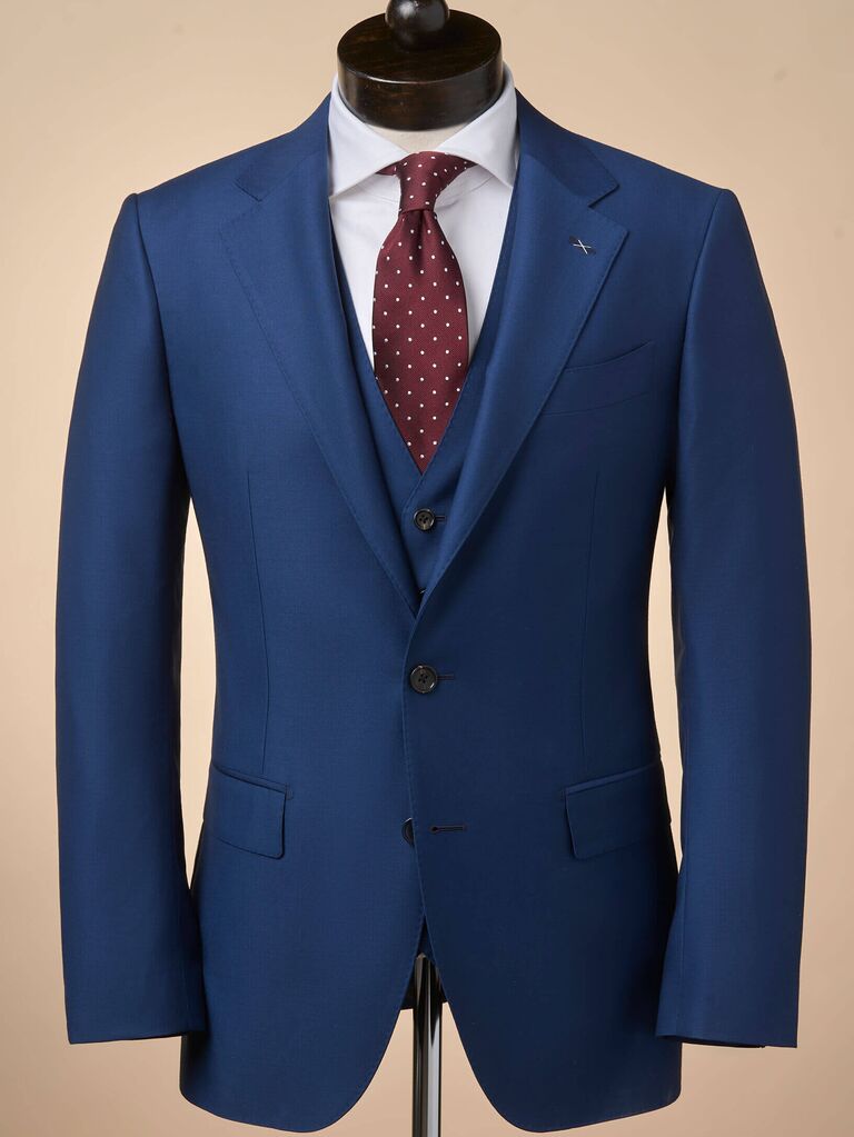 Three piece navy blue suit, best suit for dads. 