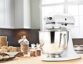 White KitchenAid standmixer with silver bowl