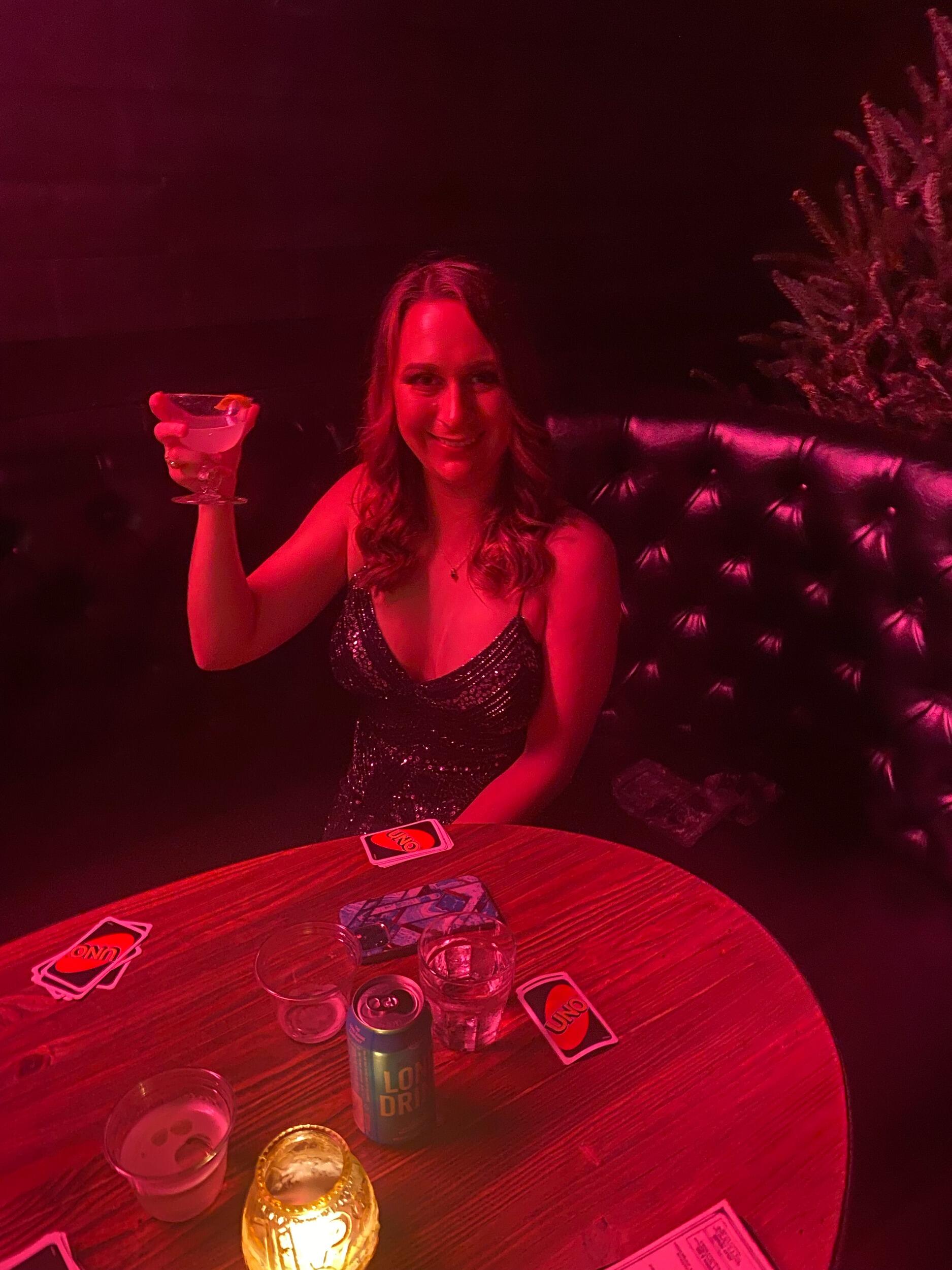 Austin's first message to Ellie on Hinge was a response to this photo with "is that high stakes underground Uno?" 