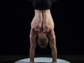 Romeo Acro - Circus Performer - Atlanta, GA - Hero Gallery 2