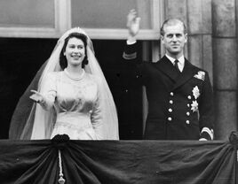 Queen Elizabeth wedding picure waving on Buckinham Palace balcony with Prince Philip