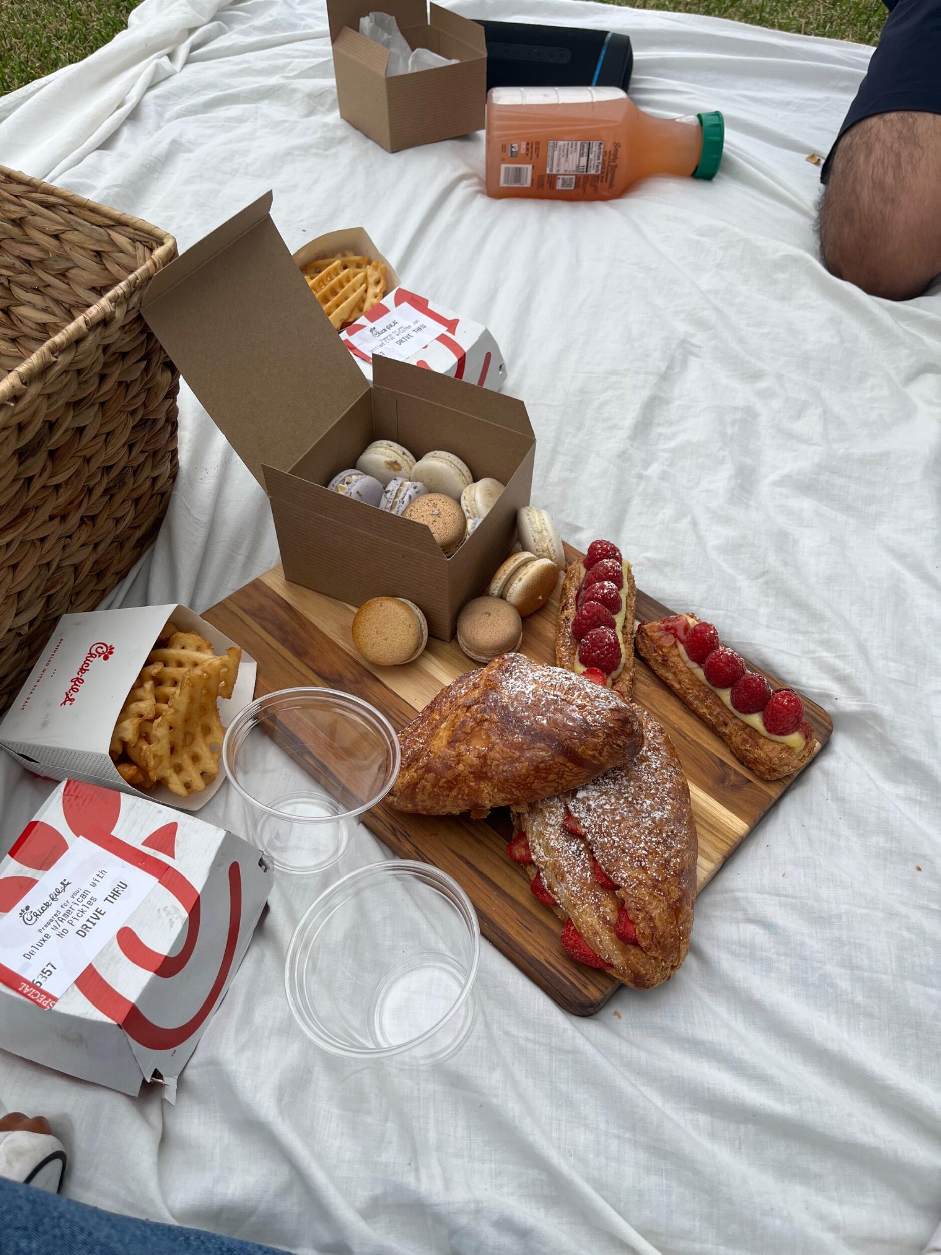 Eddy surprised Aleida with their first picnic together.