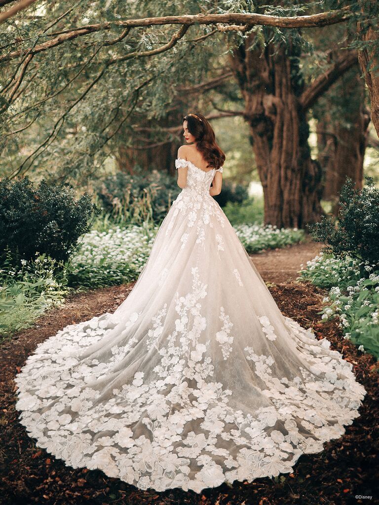 Snow White wedding dress with off-the-shoulder sleeves