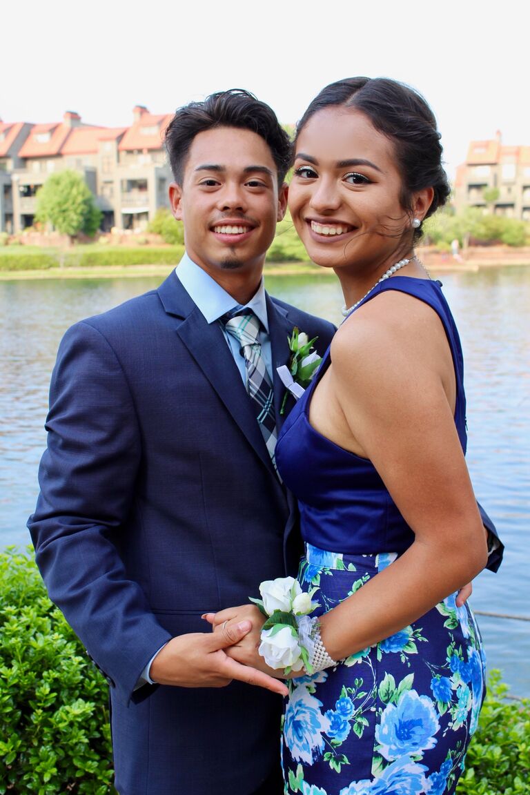 (ENGLISH)As best friends, they both went to their junior prom together.

(ESPAÑOL)Como buenos amigos, los dos fueron juntos a su prom. 