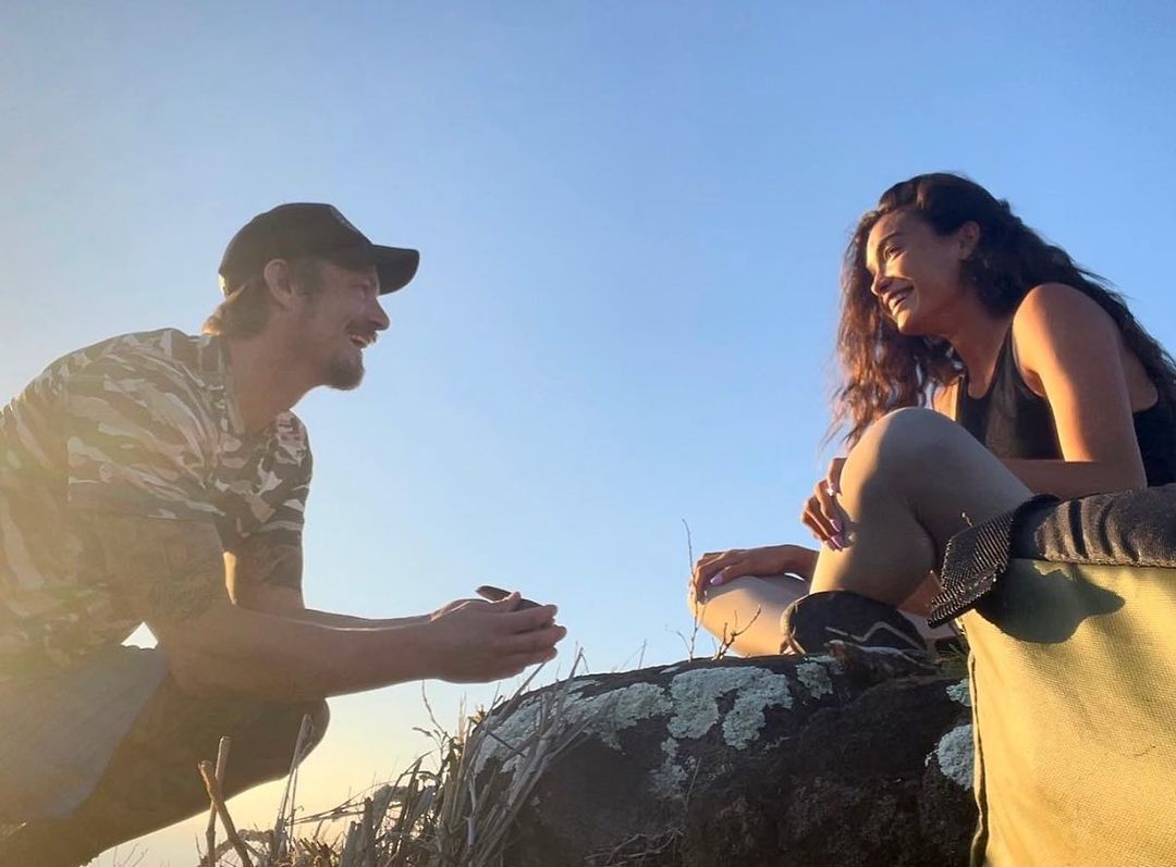 joel kinnaman wife proposal moment including engagement ring and kelly gale