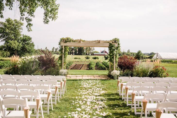 a-diy-farm-wedding-at-heritage-prairie-farm-in-elburn-illinois