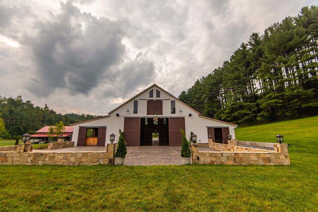 The Barn on New River Southfork Reception  Venues  