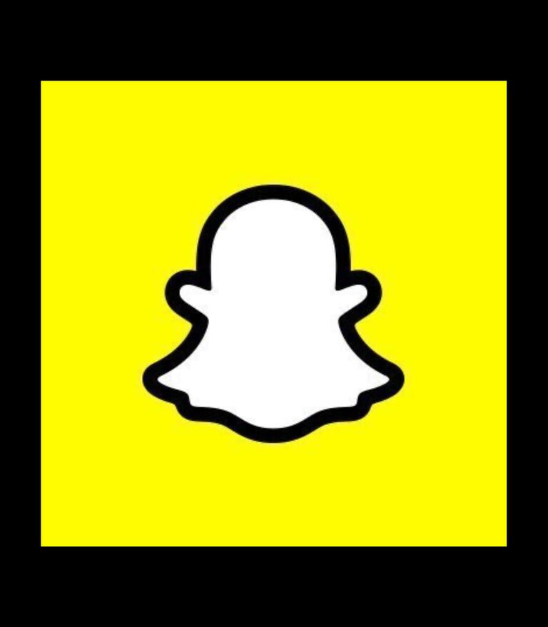 Fast forward to October.
Taryn got a random add from some person on snap named "Hauter". She went home and asked her roommates if they knew who it was. Her roomate, Steven, said, "Oh that's my friend Ryan." Taryn added him back and they began snapping.
