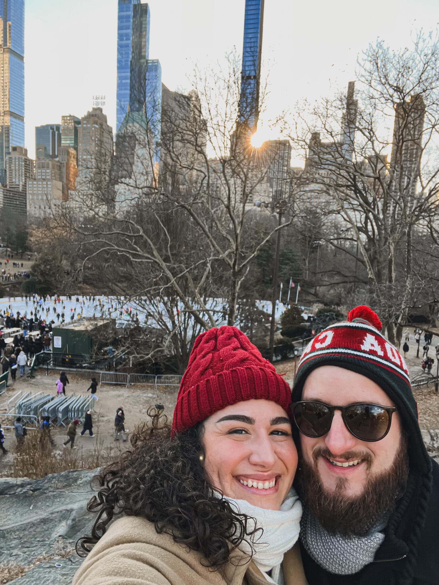 Their first time in New York City, on Christmas Day. • Su primera vez en Nueva York, el día de Navidad.