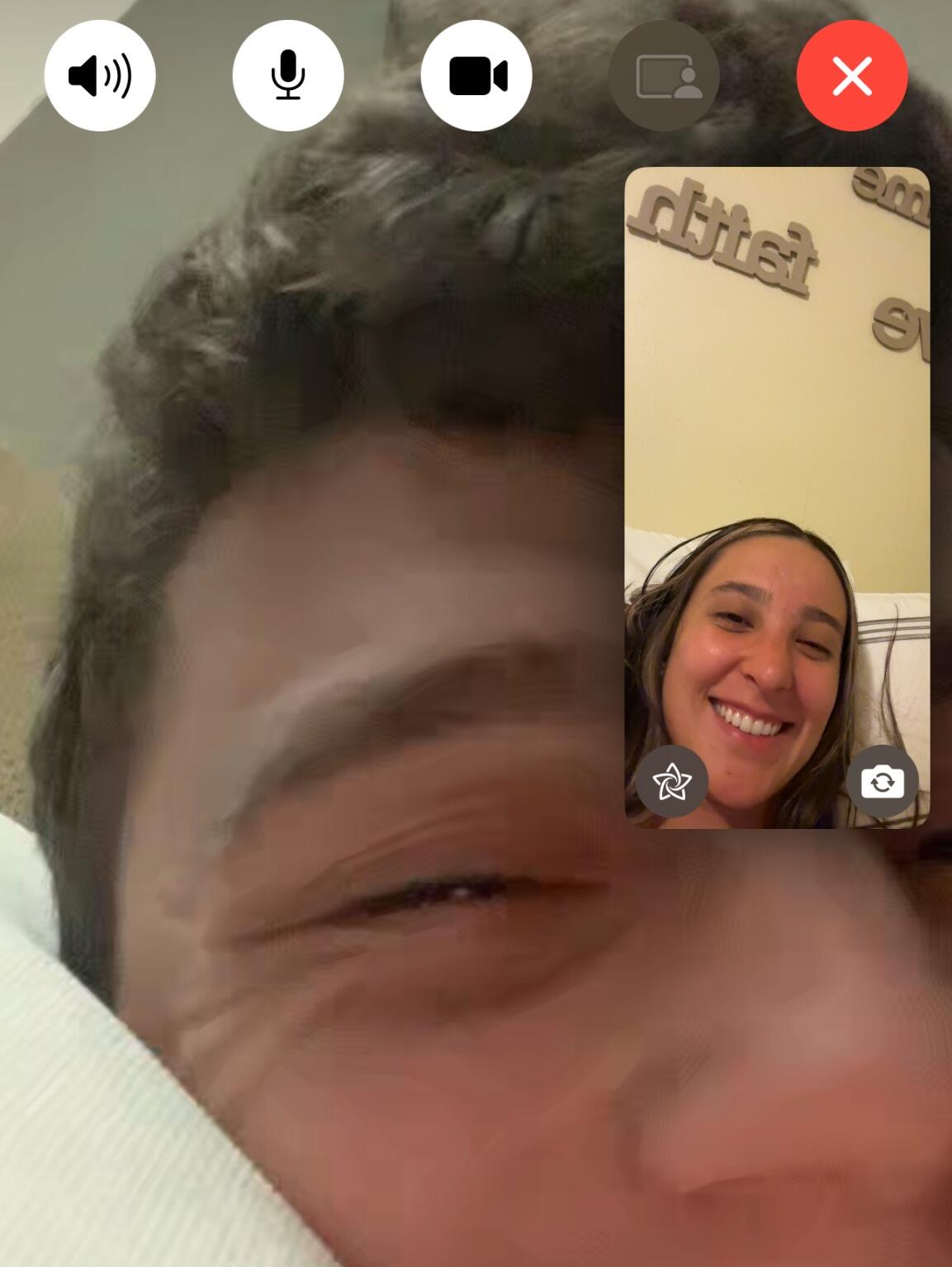 We FaceTimed each other almost every day during the pandemic, but don't worry we were JUST friends ;)// Hablamos por FaceTime todos los dias durante la pandemia- pero solo como amigos ;)