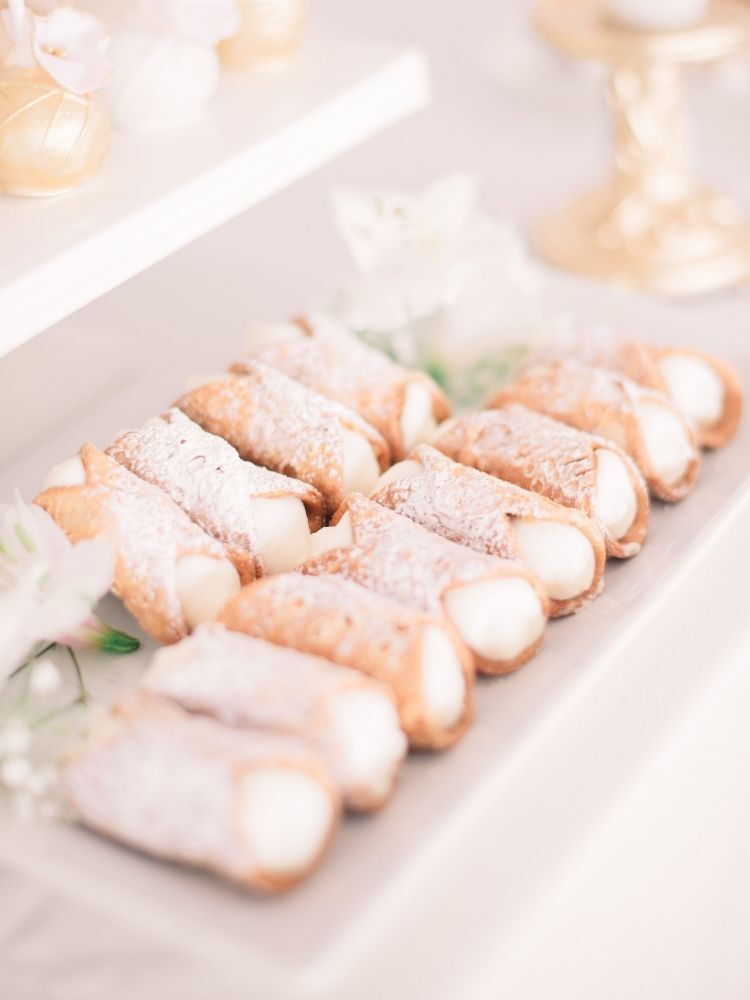 cannolis as wedding dessert