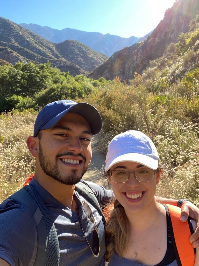 Since we started dating in the middle of a global pandemic most of our first dates consisted of hikes.  ---------------------------
Como comenzamos a tener citas en medio de una pandemia mundial, la mayoría de nuestras citas consistieron de excursionismo. 