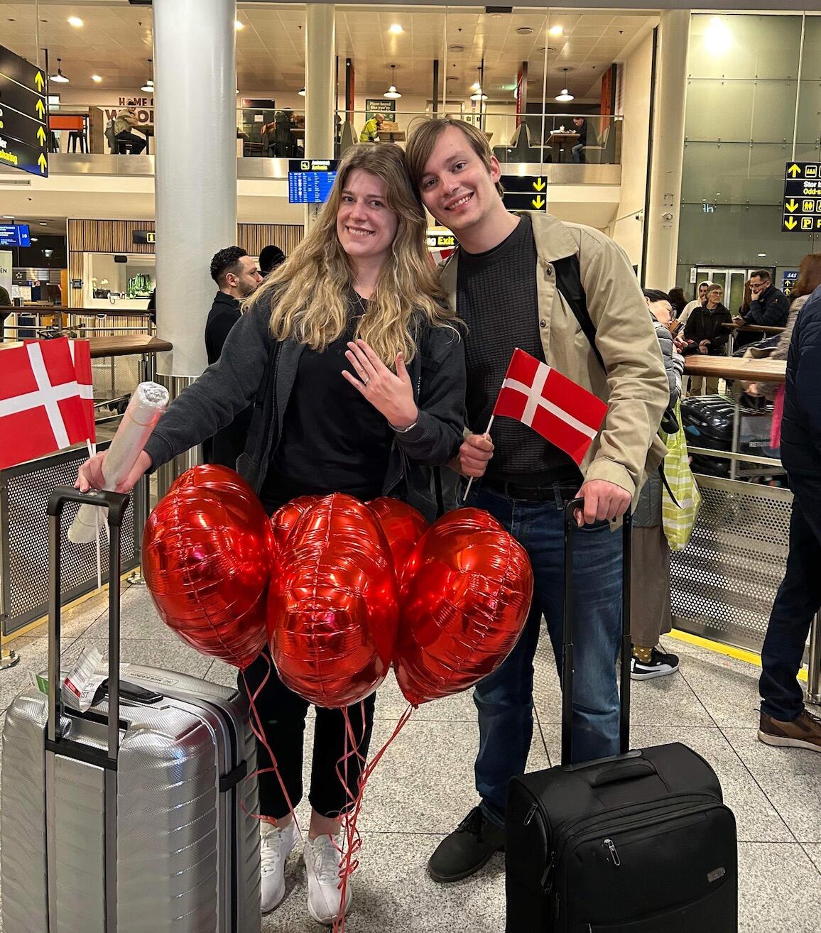 Vi bliver modtaget med flag og balloner af Heidi (Carolines mor), Cecilia og hendes kæreste Mads.
