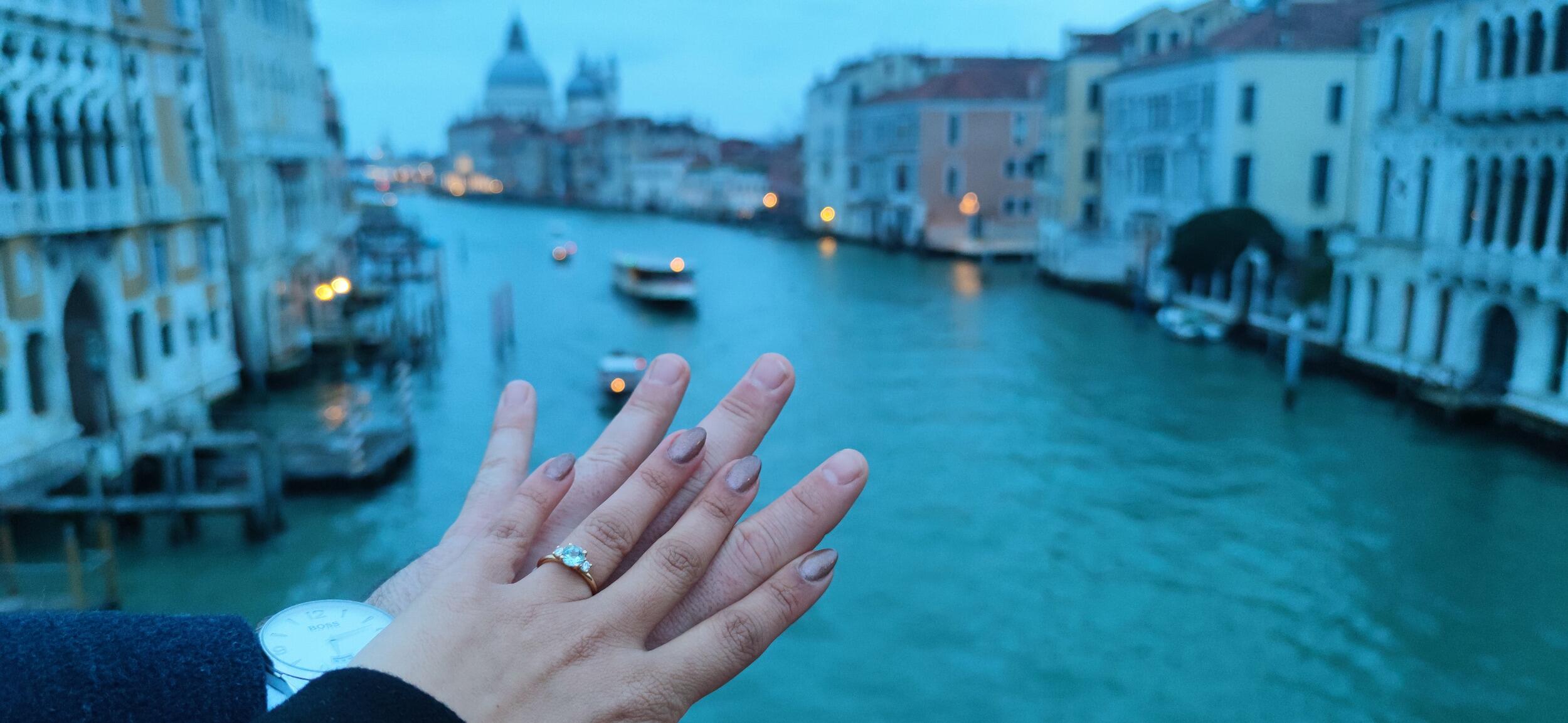 Venise : le grand moment.

Enfin, après six mois d'insomnie et de stress (il fallait bien que Charles-Edouard s’assure de faire tout à la perfection), il prit son courage à deux mains. 
Lors d’un voyage à Venise, où finalement tout ne se passa pas comme prévu, Charles-Edouard effectue sa demande ! Celena, qui n'en croit pas ses yeux, répond d'un grand OUI !
Ce moment inoubliable et à leur image restera gravé à jamais dans nos mémoires comme l’aboutissement de tout ce qu'ils ont construit ensemble.