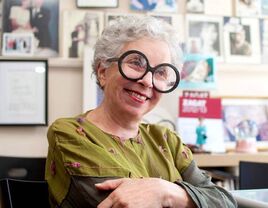 sylvia weinstock focuses on a cake she's designing