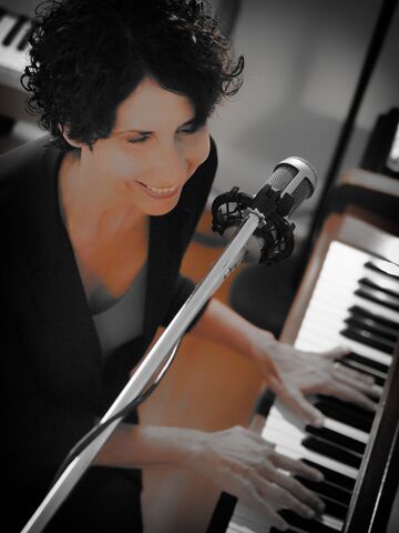 Victoria Sanjana, Piano and Vocals - Singing Pianist - Toronto, ON - Hero Main