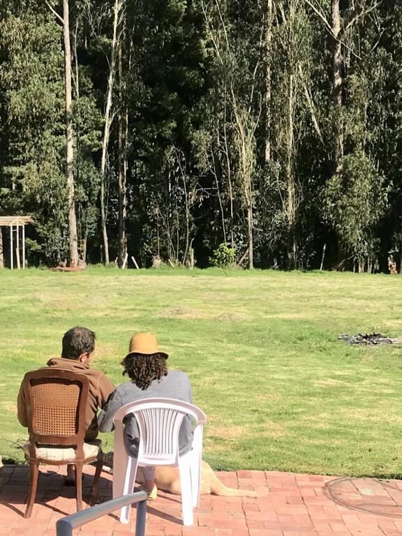 En 2019 Luisa le dio un ultimatum a David diciéndole que si realmente quería estar con ella tenían que vivir en Colombia. Así que la pandemia los cogió en Bogotá en donde pasaron mucho tiempo en Chia, haciendo de éste mágico lugar un espacio para estrechar la relación con las familias. 
