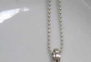 A striking Silver & White 1-Strand Necklace - Claydon Estate