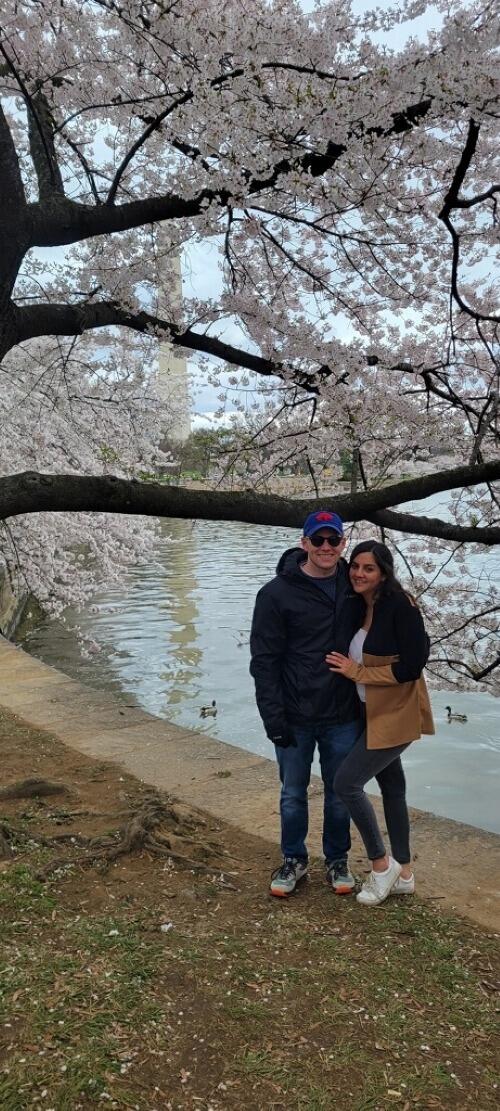 Dan y Michelle se conocieron en un bar en Richmond. 
Dan se acercó a Michelle y le ofreció comprarle un trago. Después de una larga conversación, Dan invitó a Michelle a su primera cita y han estado juntos desde entonces.

Esta es su primera foto juntos en su primer viaje a Washington D.C.

________________________________




Dan and Michelle met at a bar in Richmond. 
Dan approached Michelle and offered to buy her a drink. After a long conversation, Dan invited Michelle on their first date and they have been together ever since.

This is their first photo together on their first trip to Washington D.C.