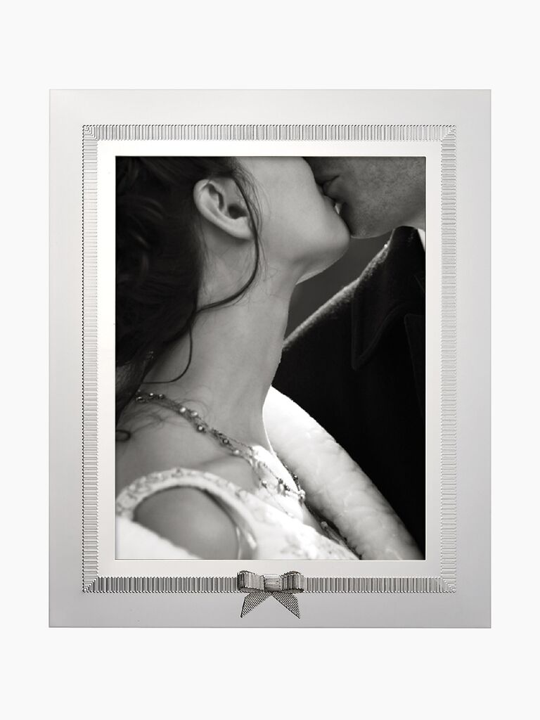 ramă de imagine placată cu argint care arată fotografia sărutului cuplului