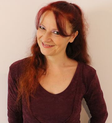 Monica Canducci - Enlightening Entertainment - Tarot Card Reader - Montreal, QC - Hero Main