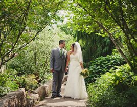 Outdoor wedding at the Henry Doorly Zoo in Omaha, Nebraska