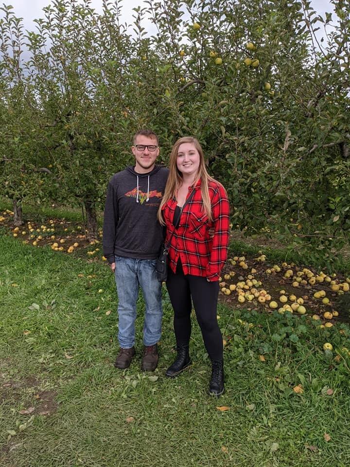 During this weekend in October, we went to Erwin Orchards in South Lyon (before it became the disappointing Blake's Orchards it is now.)
It was a fun day apple picking with our friends Alyssa and Drew!