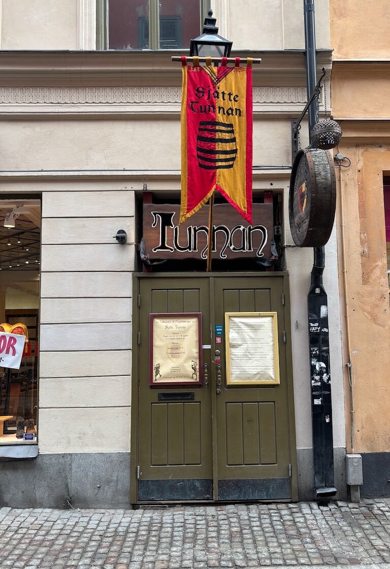 Vi möttes på medeltidskrogen Sjätte tunnan i Gamla stan i Stockholm