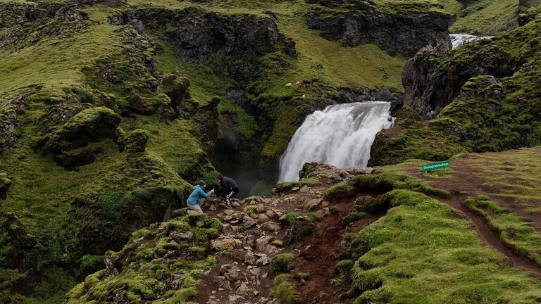 💍 July 14, 2024: The Proposal

Four and a half years of adventures, love, amazing food, and unwavering support for each other led them to a breathtaking moment in Iceland. Surrounded by stunning landscapes, James asked Hannah to marry him.
