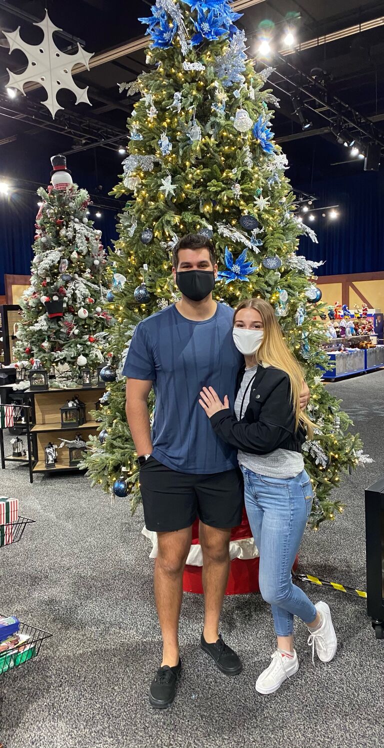 Gaylord Palms ICE 2020! A not so chilly one. Due to covid, a non-ice walk through of Christmas movies scenes.